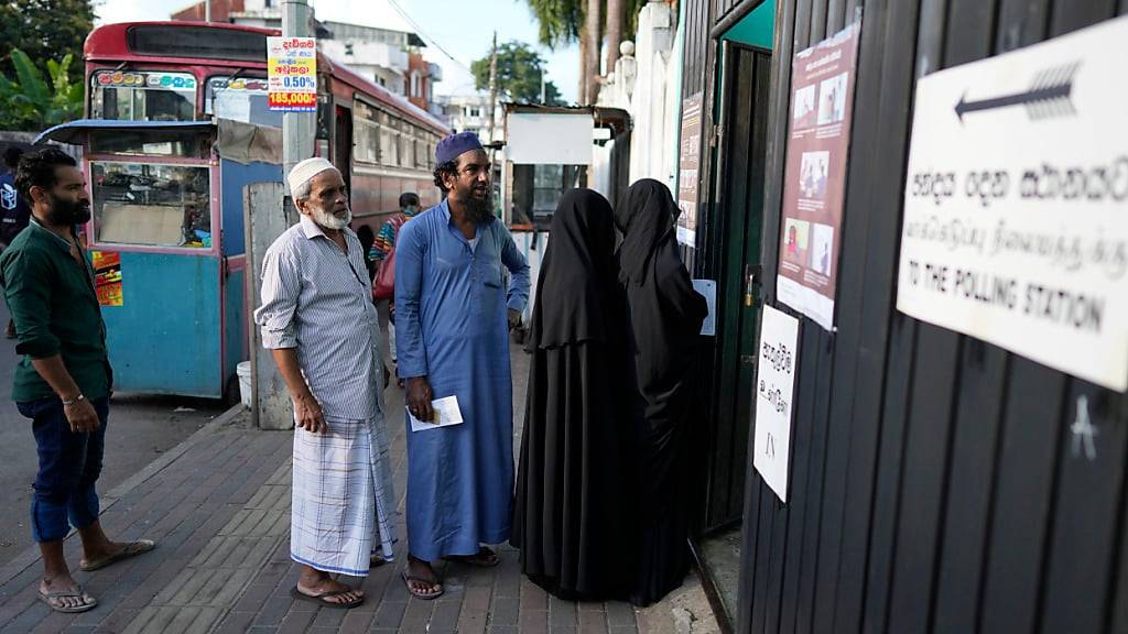 Menschen in Sri Lanka wählen einen neuen Präsidenten. Foto: Eranga Jayawardane/AP/dpa