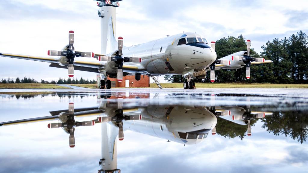 ARCHIV - Ein Seefernaufklärer vom Typ P-3C «Orion» steht auf dem Gelände vom Marinefliegerstützpunkt Nordholz. Foto: Sina Schuldt/dpa