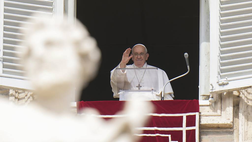 Papst Franziskus hat bei seiner Rede auf dem Petersplatz in Rom von den Hamas die Freilassung aller Geiseln verlangt. Foto: Alessandra Tarantino/AP/dpa