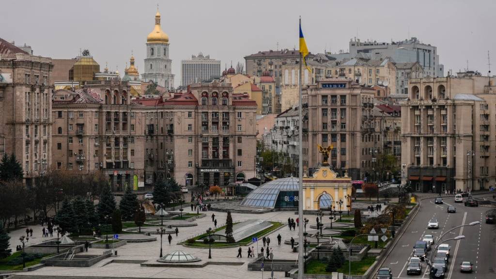 Autos fahren in Kiew, Ukraine, auf der Chreschtschatyk-Straße am Unabhängigkeitsplatz vorbei. Foto: Julia Demaree Nikhinson/AP/dpa