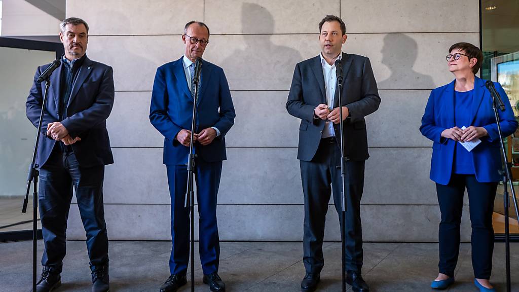ARCHIV - Markus Söder (CSU, l-r), Friedrich Merz, Lars Klingbeil und Saskia Esken geben vor Beginn der Fortsetzung der Koalitionsverhandlungen von Union und SPD ein Statement. Foto: Michael Kappeler/dpa