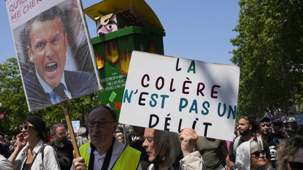 ARCHIV - Nach monatelangen teils gewaltsamen Protesten tritt die Rentenreform in Frankreich heute nahezu geräuschlos in Kraft. Foto: Michel Euler/AP/dpa