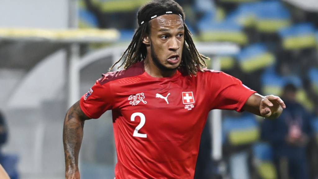 Auf der rechten Seite spielt Kevin Mbabu gegen Wales