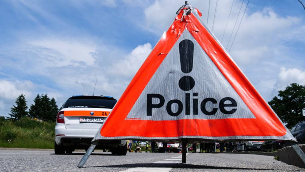 Die Freiburger Kantonspolizei hat am vergangenen Montag eine Strasse abgesperrt, weil in einem leer stehenden Wohnhaus verdächtige Objekte gefunden wurden. Jetzt wurde die Bundesanwaltschaft eingeschaltet.