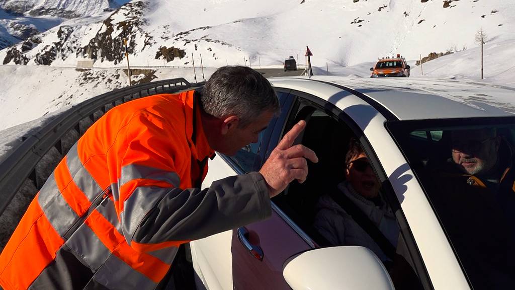 Grosser Aufwand für Wintertouristen - freie Fahrt auf Strasse und Schiene im Engadin