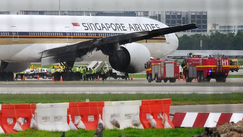 Eine Boeing 777 der Singapur Airlines musste am Montag auf dem Flughafen von Singapur notlanden. Im rechten Triebwerk war Feuer ausgebrochen. Menschen kamen nicht zu Schaden.