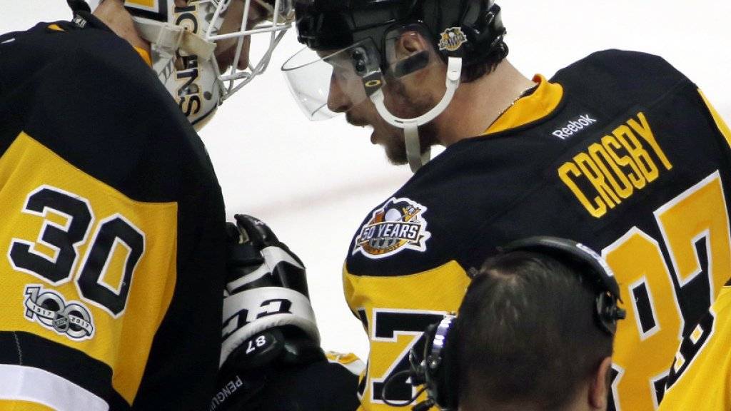 Pittsburghs Captain Sidney Crosby (rechts) gratuliert Goalie Matt Murray nach dem 5:3-Sieg im ersten Finalspiel