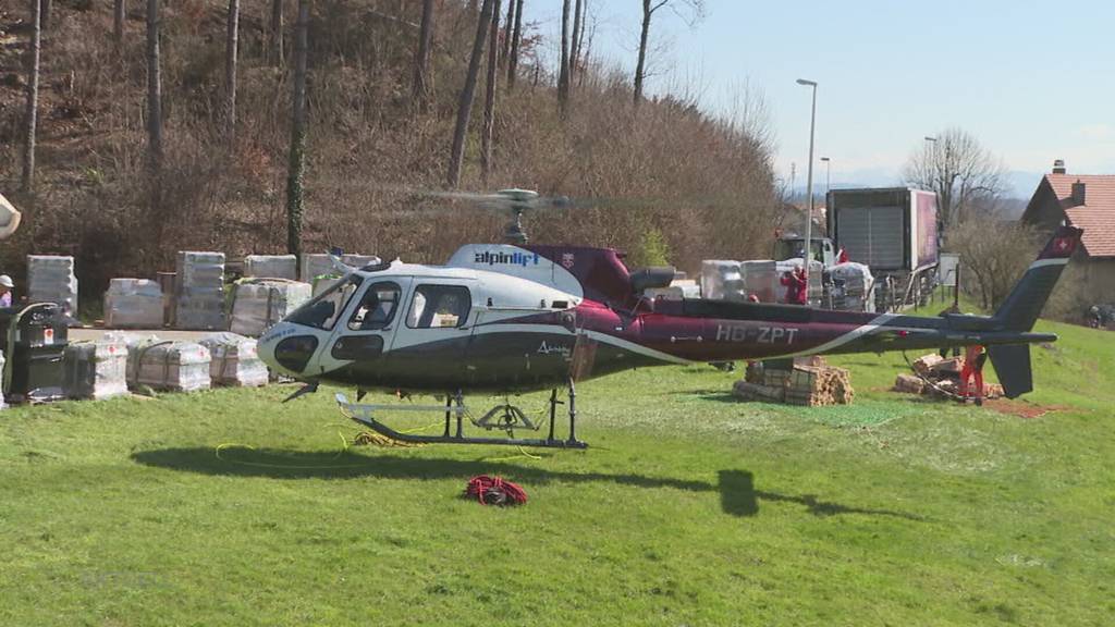 Sonnwendfeier: Sogar ein Helikopter ist im Einsatz, um das grösste Feuerwerk der Schweiz vorzubereiten