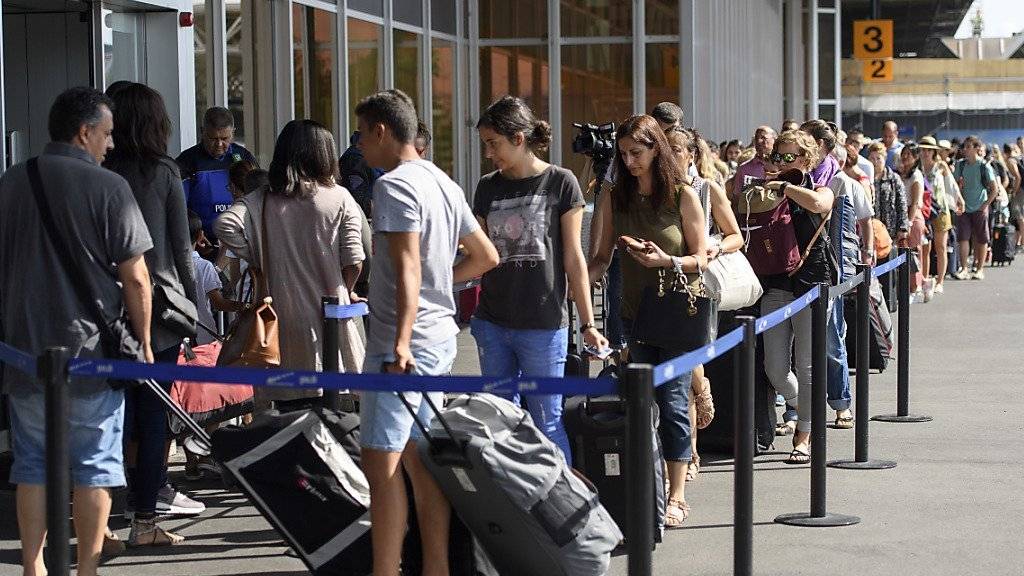 Die Personenkontrollen wegen des falschen Bombenalarms führten am 27. Juli zu langen Warteschlangen am Flughafen Genf. (Archivbild)