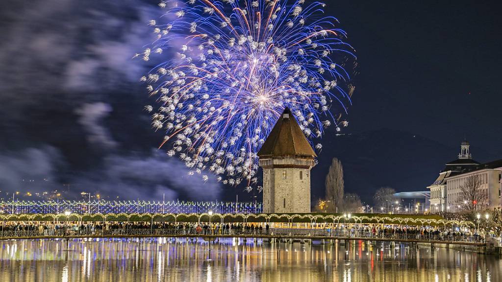 Die Stadt Luzern hat das 2024 zwar mit einem Feuerwerk gestartet, dafür mit einem bugetlosen Zustand. (Archivbild)