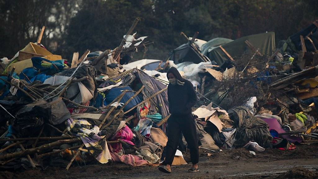 Bei der Räumung des «Dschungels» bei Calais zerstörten die Behörden die provisorisch aufgebauten Häuschen und Zelte. Seither versucht die Polizei, das Flüchtlingslager möglichst klein zu halten - und bedient sich dabei oft harter Methoden. (Archiv)
