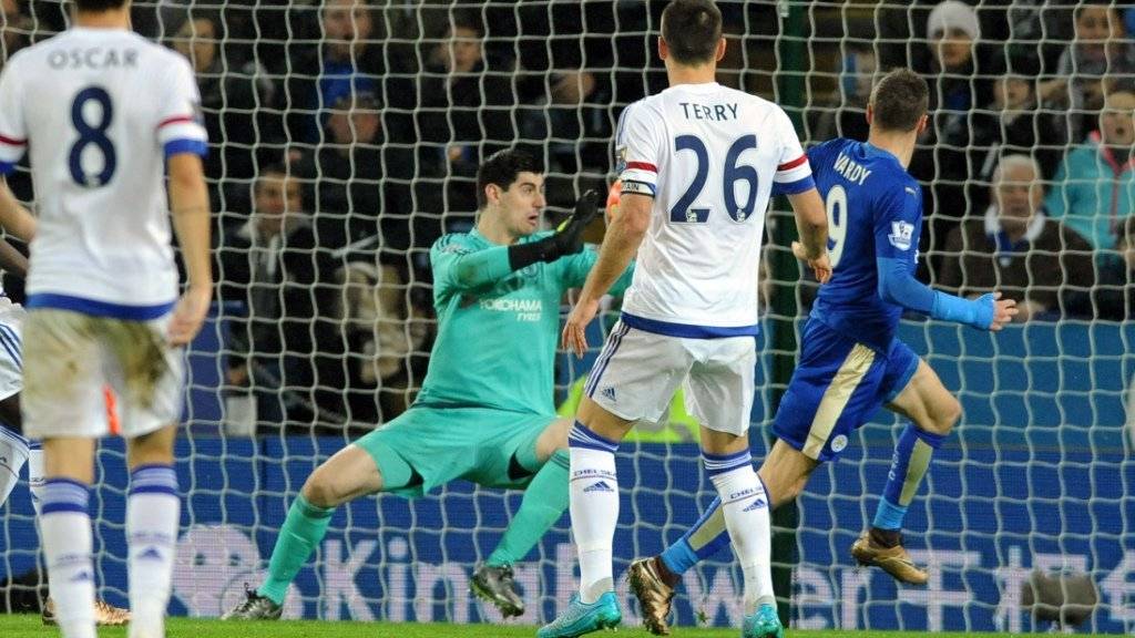 Leicesters Jamie Vardy schiesst gegen Chelsea-Hüter Thibaut Courois sein 15. Saisontor