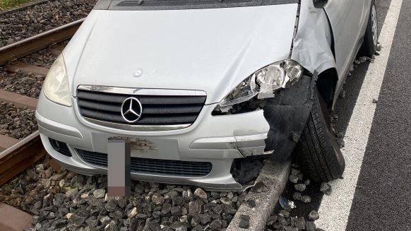 Auto landet nach Unfall auf Bahngleisen – Verkehr eine Stunde blockiert