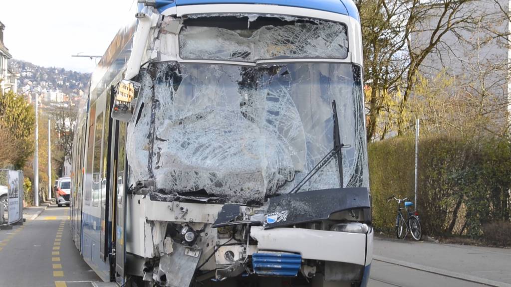 Nach Kollision mit Lastwagen: Tramchauffeur wird eingeklemmt