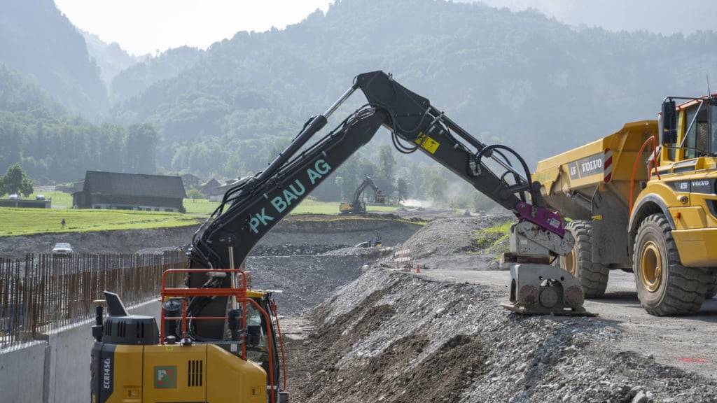 Noch während die Arbeiten am Nidwaldner Hochwasserschutzprojekt Buoholzbach laufen, sollen dank einer Anpassung der Planungs- und Bauverordnung Bauprojekte im betroffenen Gebiet eine Bewilligung erhalten können. (Archivaufnahme)