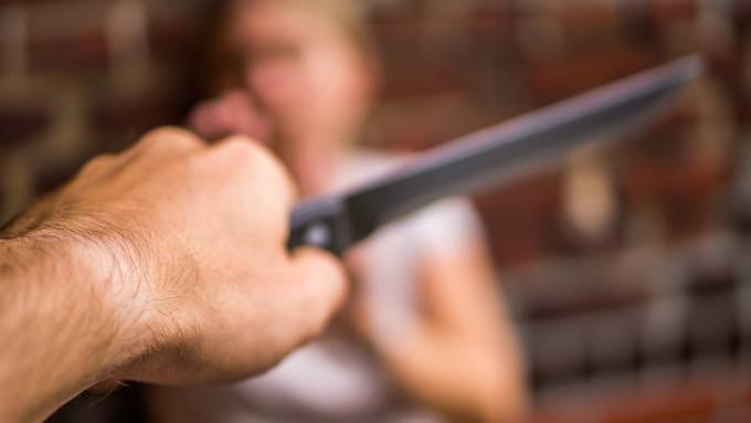 Mann (54) greift Frau (43) mit Messer an – schwer verletzt