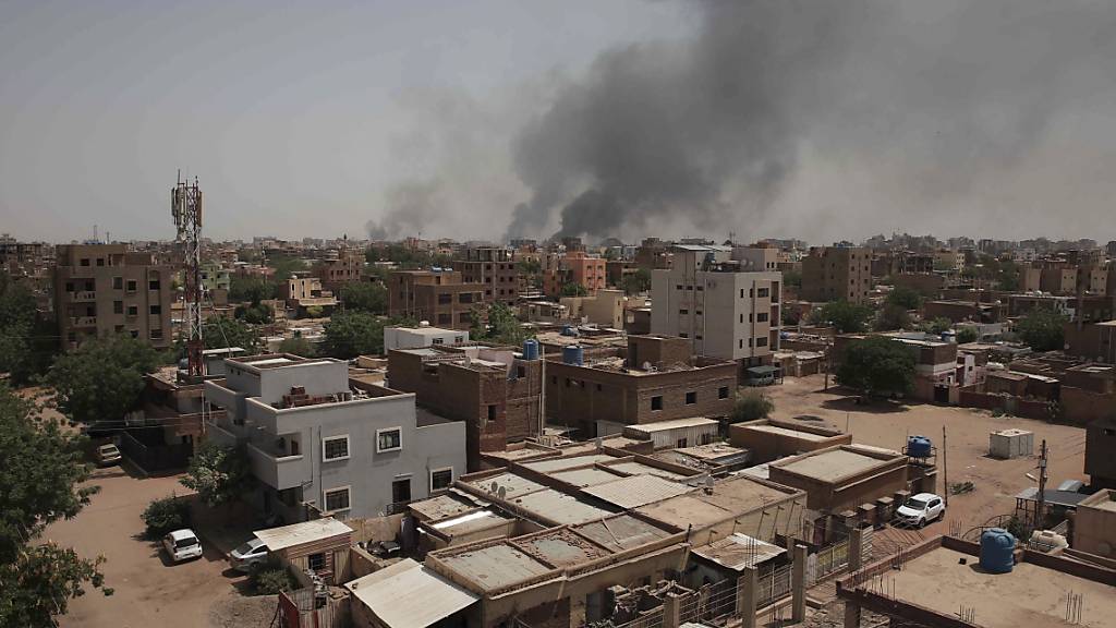 Rauch steigt in einem zentralen Viertel der Stadt Khartum auf. Foto: Marwan Ali/AP