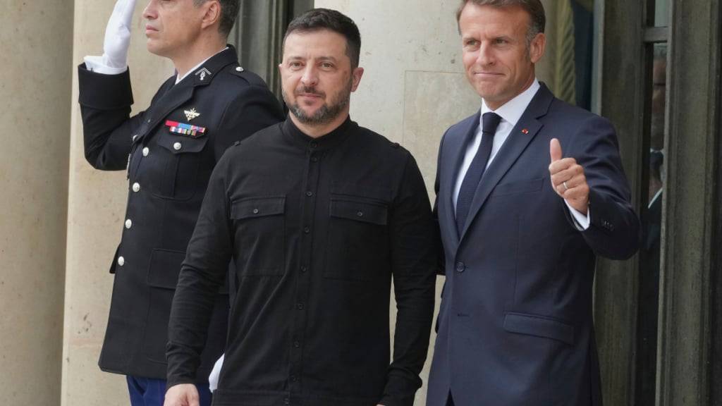 Emmanuel Macron (r), Präsident von Frankreich, empfängt Wolodymyr Selenskyj, Präsident der Ukraine, zu einem Gipfeltreffen über die Ukraine in Paris. Foto: Michel Euler/AP/dpa