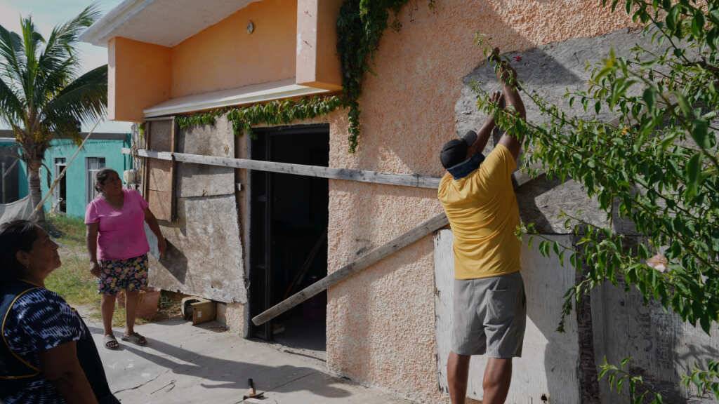Ein Mann vernagelt die Fenster eines Hauses, während sich der Hurrikan Polo nähert. Foto: Eduardo Verdugo/AP/dpa/Archivbild