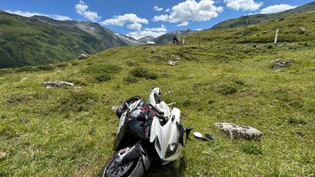 Der Motorradfahrer wurde bei dem Unfall schwer verletzt.