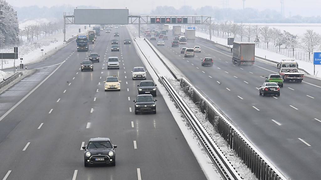 Vier von fünf Deutschen befürworten einen Verzicht auf den Bau neuer Autobahnen, wenn dies zu besserem Klimaschutz beiträgt. 81 Prozent äusserten diese Auffassung in einer Umfrage des Kantar-Instituts, die der Nachrichtenagentur AFP am Donnerstag vorlag. (Archivbild)