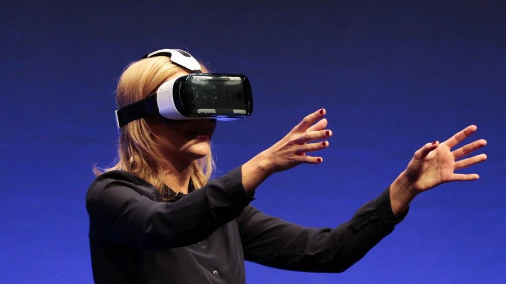 So etwas will Apple auch: Laut einem Bericht der «Financial Times» plant Apple die Entwicklung einer Virtual-Reality-Brille. Apple ist damit aber nicht der Erste: Die zu Facebook gehörenden Firma Oculus will eine solche Brille (im Archivbild ein Prototyp) im März ausliefern.