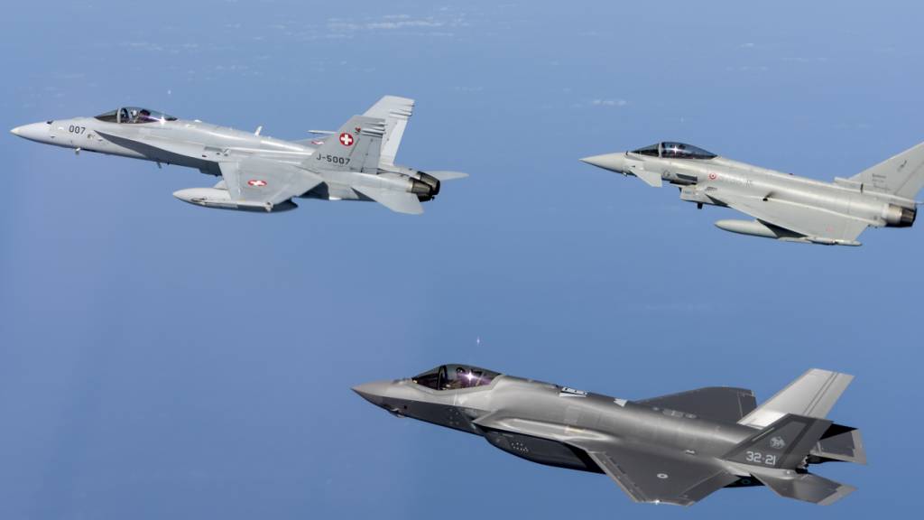 Der F-35 (vorne) soll in der Schweizer Luftwaffe den in die Jahre gekommenen F/A-18 ersetzen. (Archivbild)