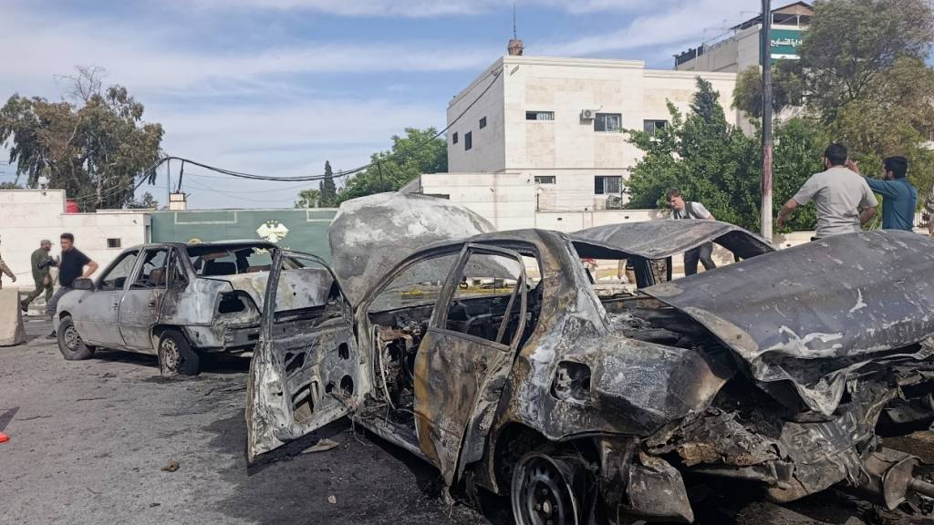 dpatopbilder - Syrische Sicherheitskräfte inspizieren den Ort einer Explosion vor einem Gebäude des Verteidigungsministeriums. Foto: Abdulrahman Shaheen/AP/dpa