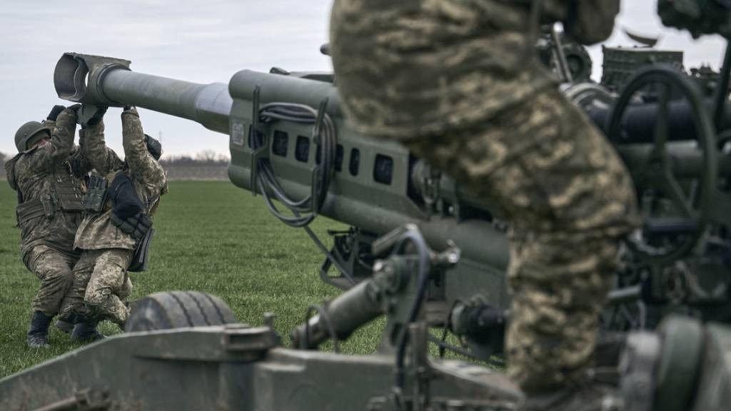 ARCHIV - Ukrainische Soldaten bereiten in Cherson eine von den USA gelieferte M777 Haubitze für den Beschuss einer feindlichen Stellung vor. Foto: Libkos/AP/dpa