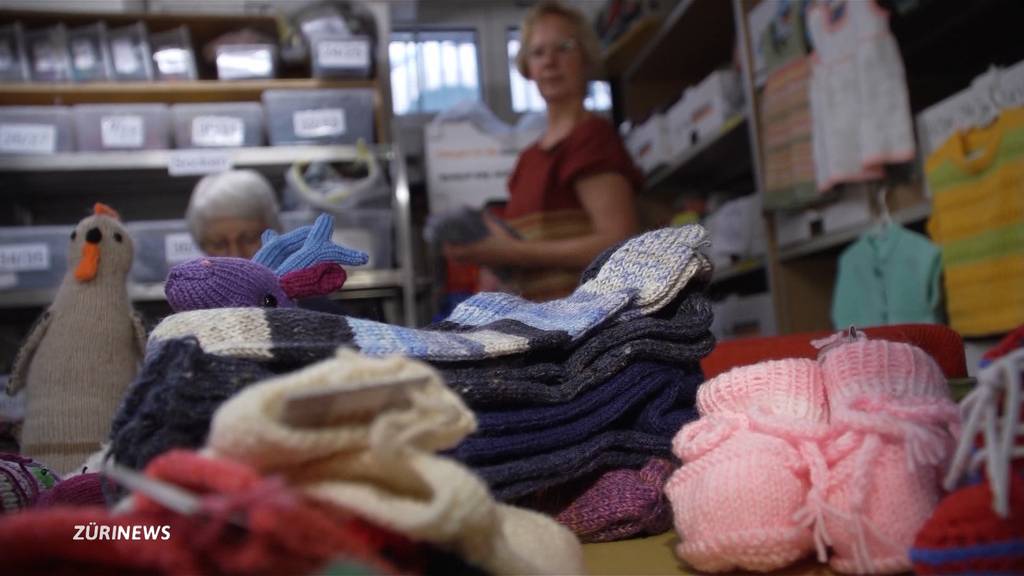 Keine Weihnachtsmärkte: Freiwilligengruppe sitzt auf haufenweise Strickware