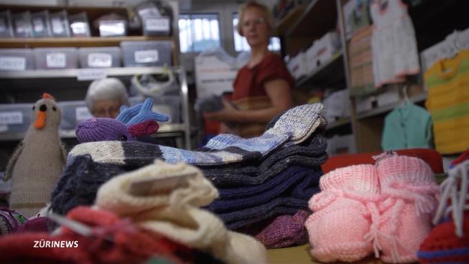 Keine Weihnachtsmärkte: Freiwilligengruppe sitzt auf haufenweise Strickware
