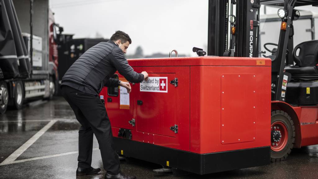 Spende aus der Schweiz: Die verpackten Diesel-Generatoren sind Teil der Hilfslieferung an die Ukraine. (Archivbild)