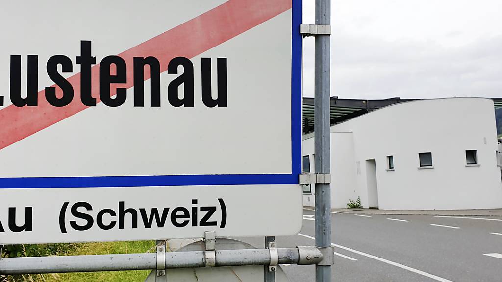 Das Land Vorarlberg weitet wegen der Corona-Pandemie die Einreise-Kontrollen aus. Fahrten von der Schweiz nach Österreich ausschliesslich für Einkaufs- und Tankfahrten sind nicht gestattet (Symbolbild).