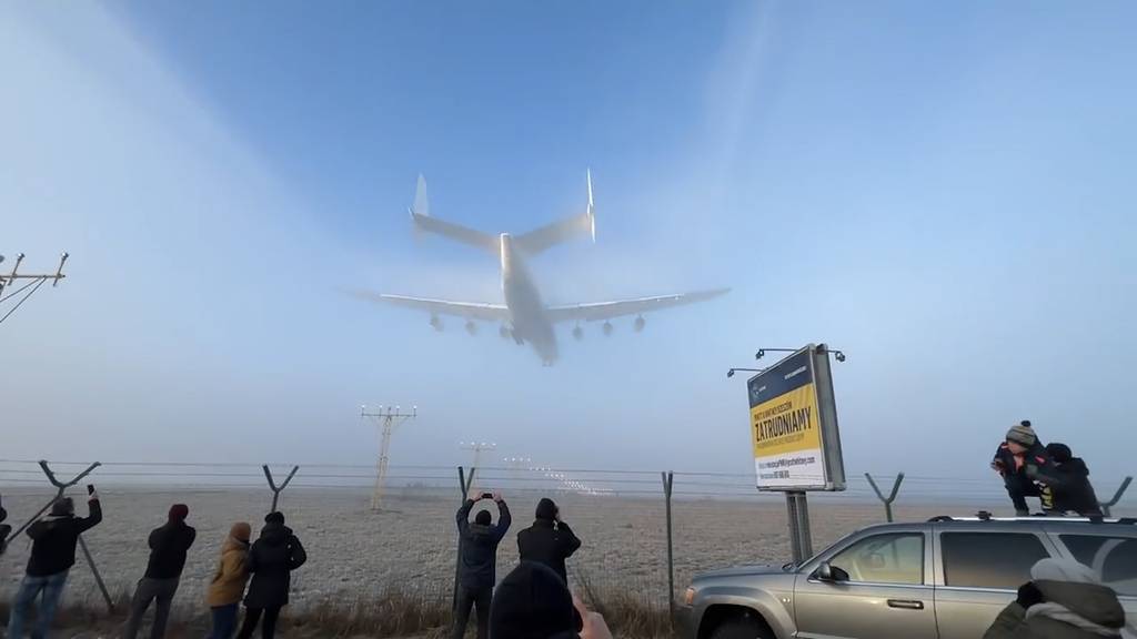 Antonow reisst Schneise in Nebeldecke
