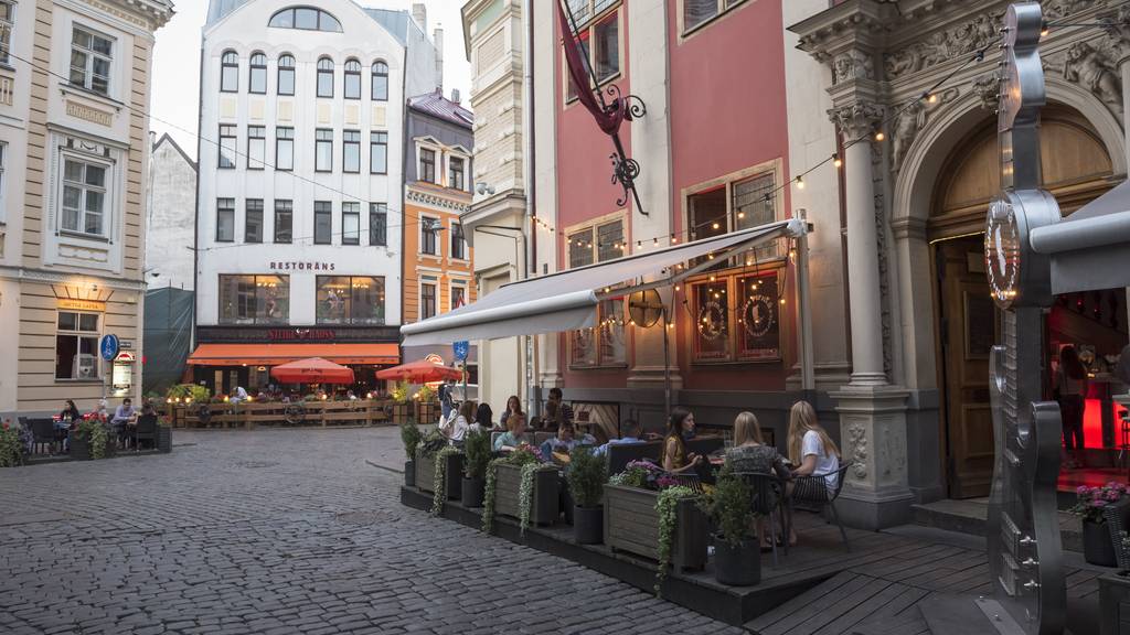 Auch wenn Riga eher im Norden liegt, kann man dort auch draussen seinen Kaffe geniessen. (Bild: istock)