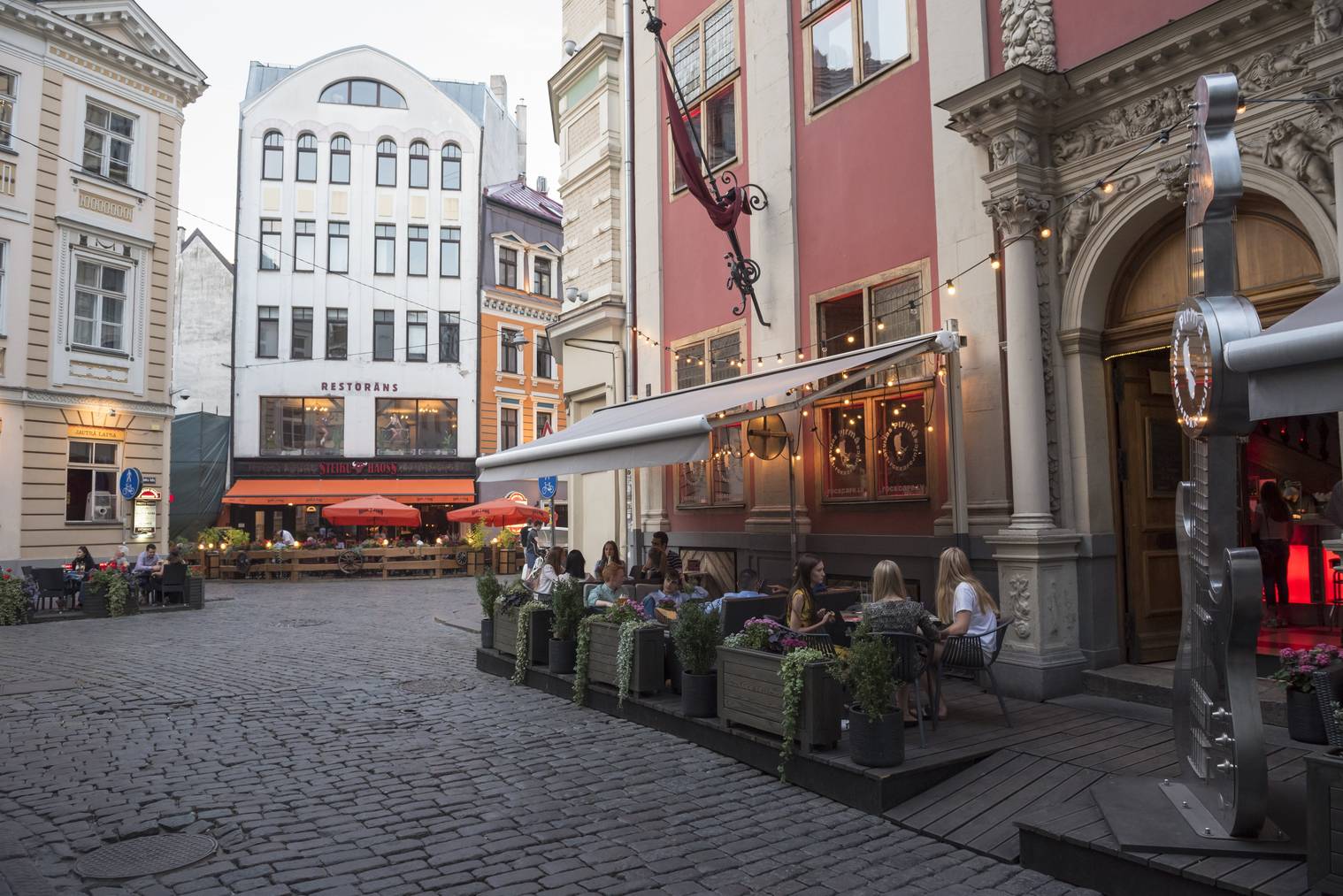 Auch wenn Riga eher im Norden liegt, kann man dort auch draussen seinen Kaffe geniessen. (Bild: istock)
