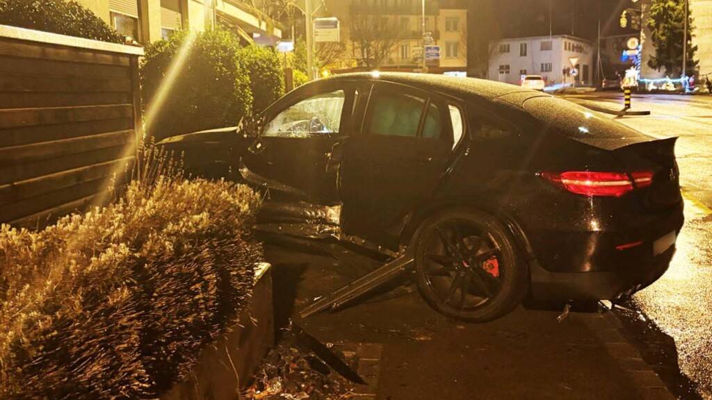 Der 20-jährige Lenker dieses Autos wird nun eine Weile zu Fuss gehen. Er musste seinen Fahrausweis abgeben.