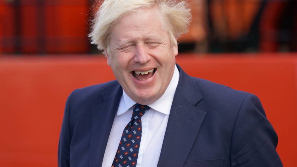 Premier Boris Johnson zeigt sich bei einem Besuch in Schottland gut gelaunt. Foto: Jane Barlow/PA Wire/dpa