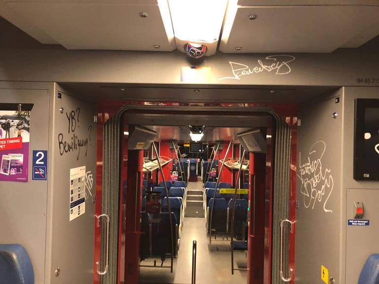 Beschädigter Zug Zentralbahn Fussball-Chaoten