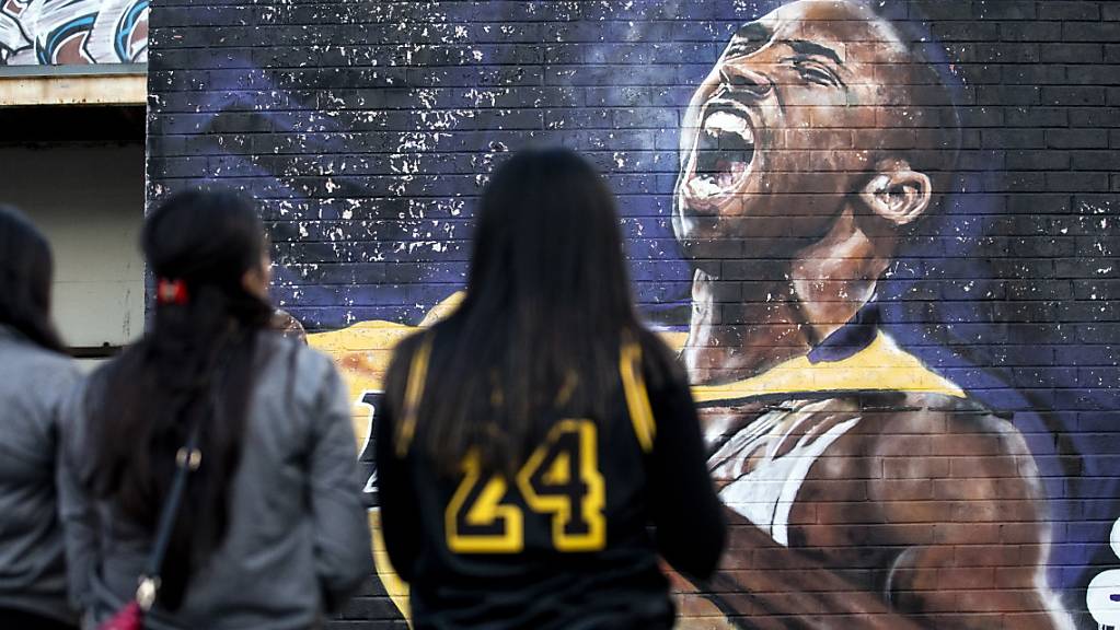 Fans nehmen in Los Angeles Abschied von der Basketball-Legende Kobe Bryant. (Archivbild)