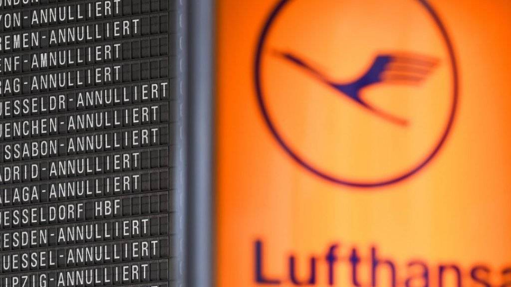 Annullierte Flüge werden am Terminal 1 des Flughafens in Frankfurt am Main angezeigt. Wie bereits in den vergangenen Tagen können auch am Samstag Tausende Passagiere nicht in ihr Flugzeug steigen.