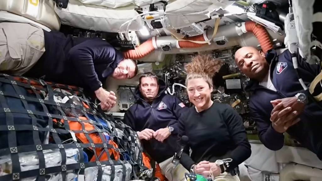 Erstmals seit mehr als 50 Jahren sind wieder Menschen auf dem Weg zum Mond. Der Zeitplan der vier Astronauten ist dabei genauestens durchgetaktet. Geweckt werden sie mit ganz speziellen Songs.