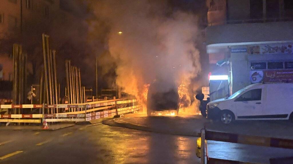 Am frühen Sonntagmorgen brannte im Zürcher Stadtkreis 4 ein Auto.