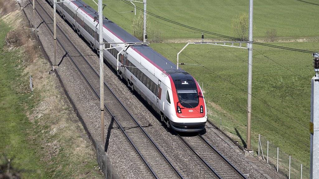 Die Fernverkehrskonzession der SBB wird um zwei Jahre verlängert. Bis Mitte 2018 will der Bund entscheiden, welche Fernverkehrslinien ab dem Fahrplanwechsel 2019 von der SBB und welche von der BLS betrieben werden sollen. (Archivbild)