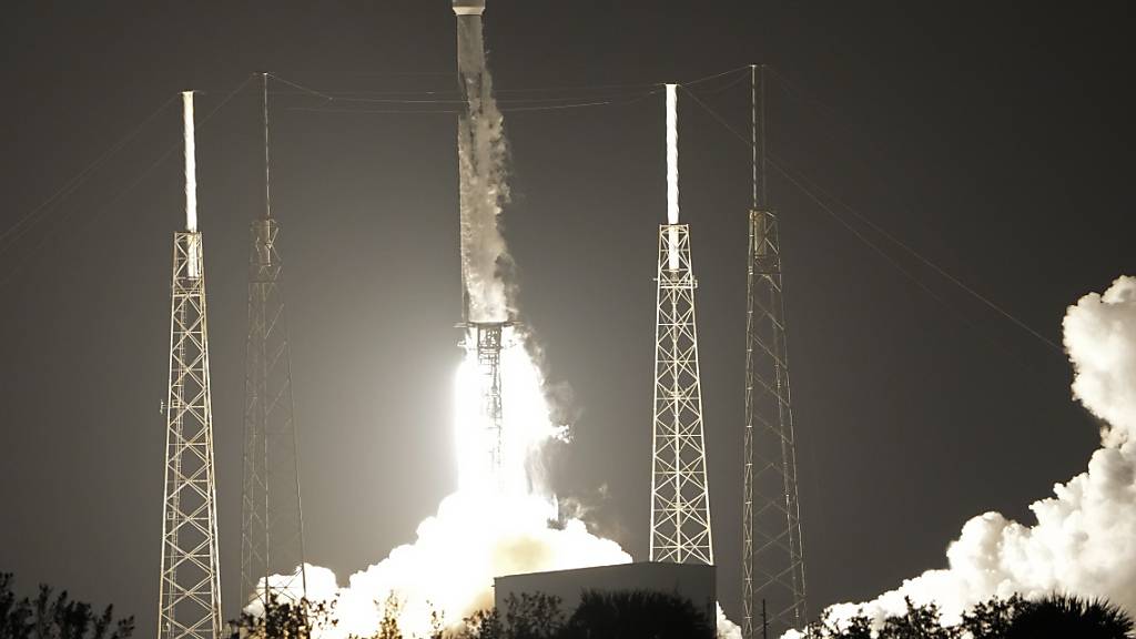 Eine Falcon-9-Rakete mit dem privaten japanischen Mondlander an Bord startet vom US-Weltraumbahnhof Cape Canaveral in Florida.