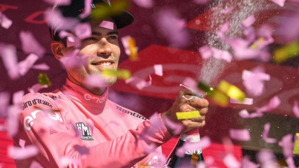 Wie im Vorjahr: Tom Dumoulin lässt sich nach seinem Sieg im Einzelzeitfahren als neuer Leader des Giro d'Italia feiern