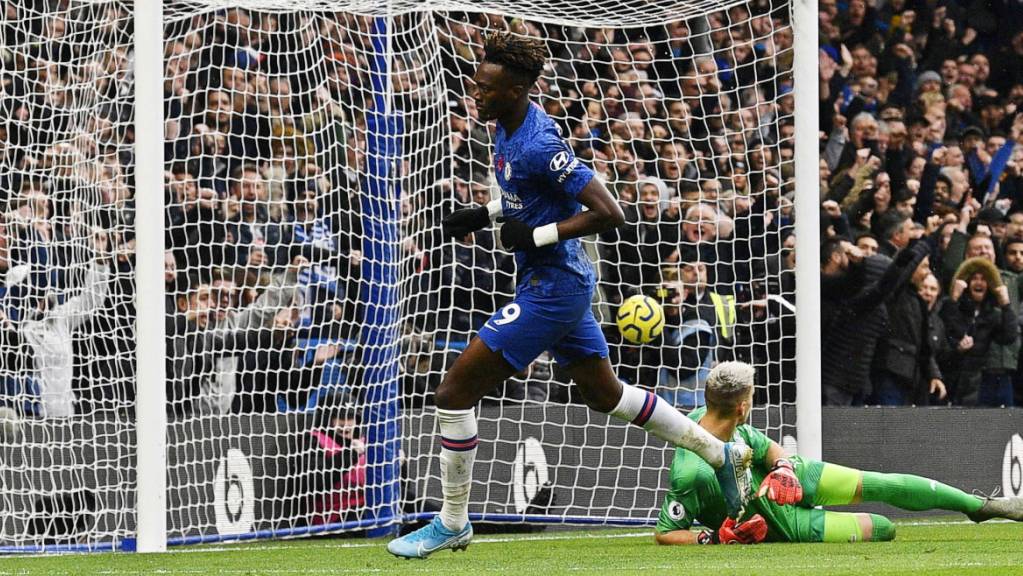 Chelseas Stürmer Tammy Abraham hat Palace-Goalie Guaita zum 1:0 bezwungen und zieht im Triumph davon