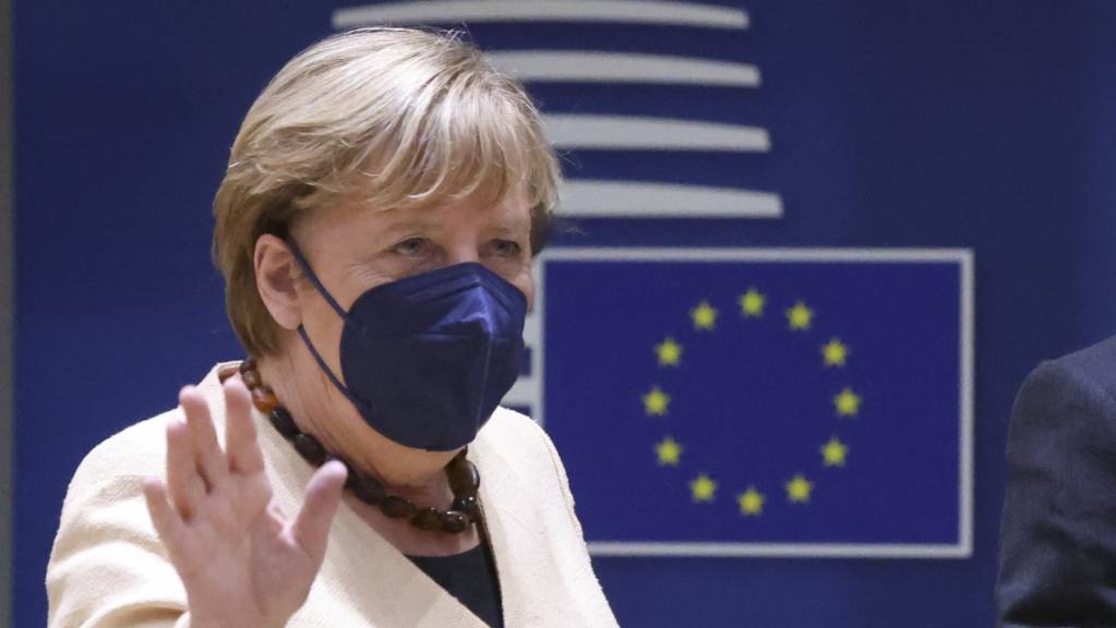 Bundeskanzlerin Angela Merkel (CDU) winkt bei ihrer Ankunft zu einem Gipfel der EU-Staats- und Regierungschefs.