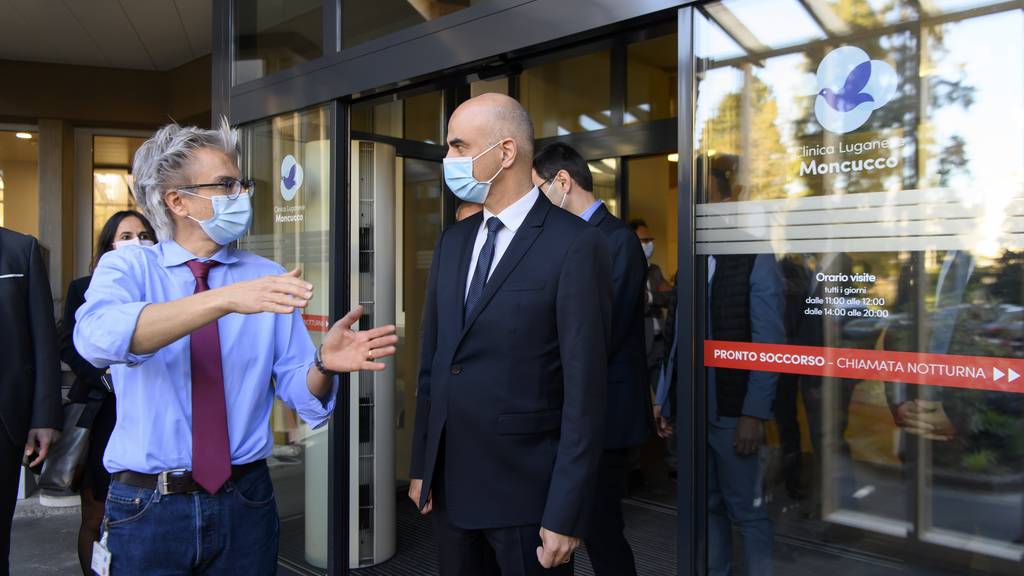 Alain Berset (r.) besuchte am Donnerstag unter anderem die Moncucco-Klinik in Lugano. Hier wurde der erste Coronapatient behandelt.