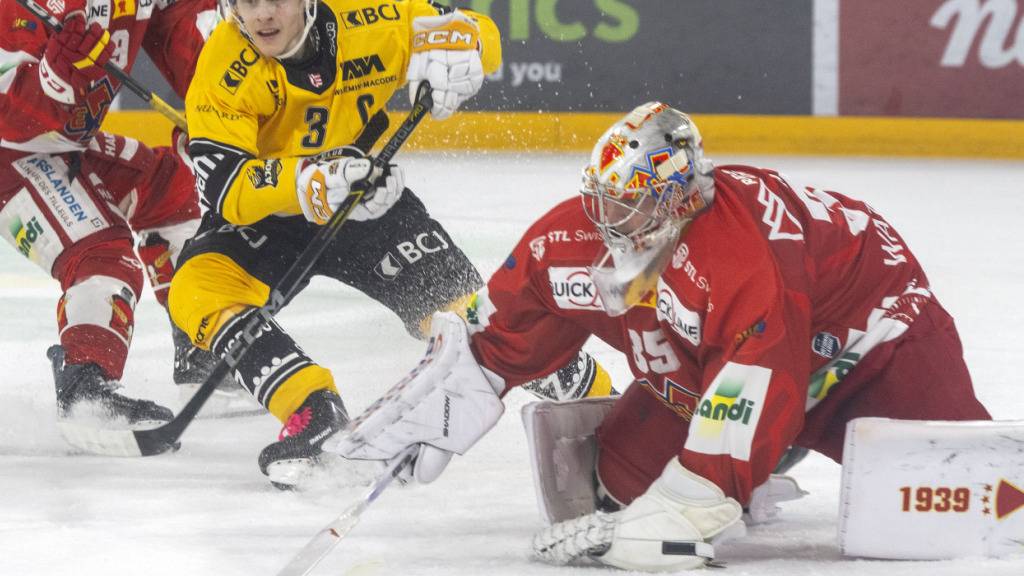 Auf verlorenem Posten: Biels Goalie Harri Säteri wehrt sich gegen Ajoies Anttoni Honka, muss aber nach klarem Rückstand früh vom Eis